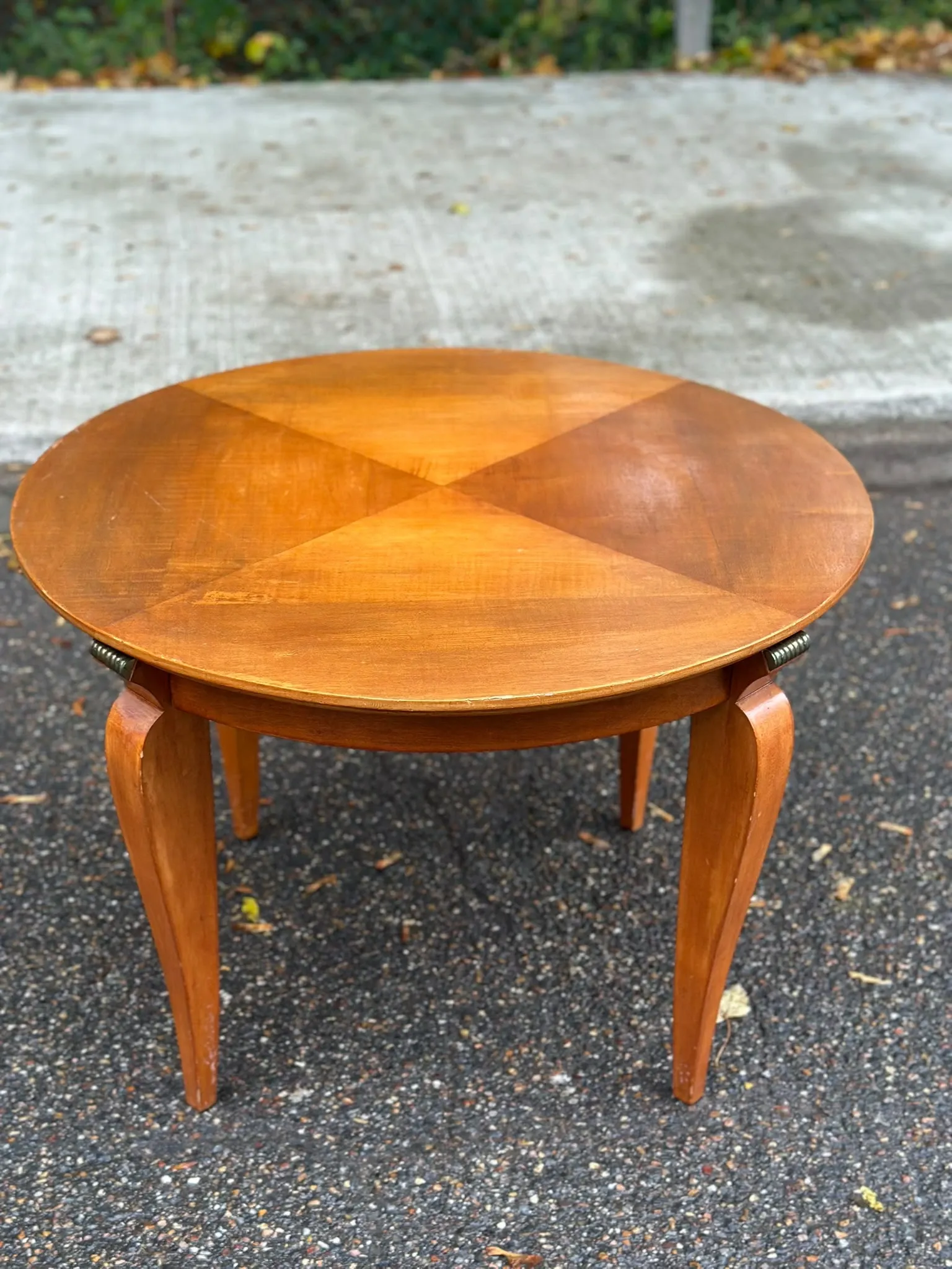 Vintage round coffee table Art Deco style — Light wood & saber legs 1940