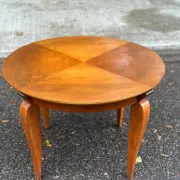 Vintage round coffee table Art Deco style — Light wood & saber legs 1940