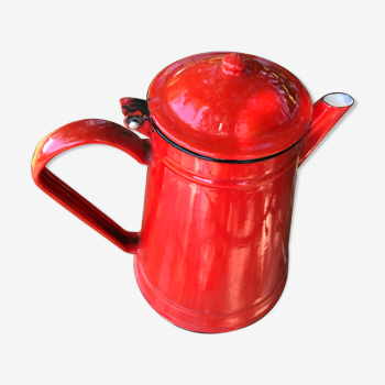 Red enamelled sheet metal coffee maker