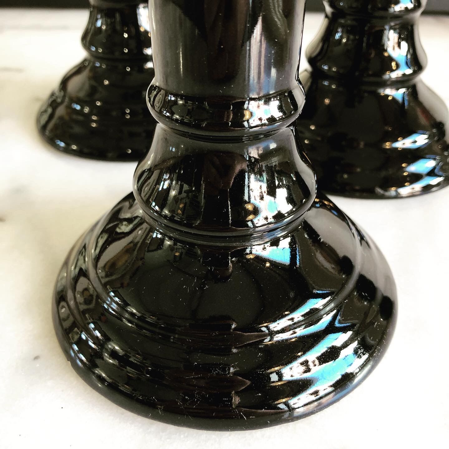 Trio de bougeoirs en porcelaine noire