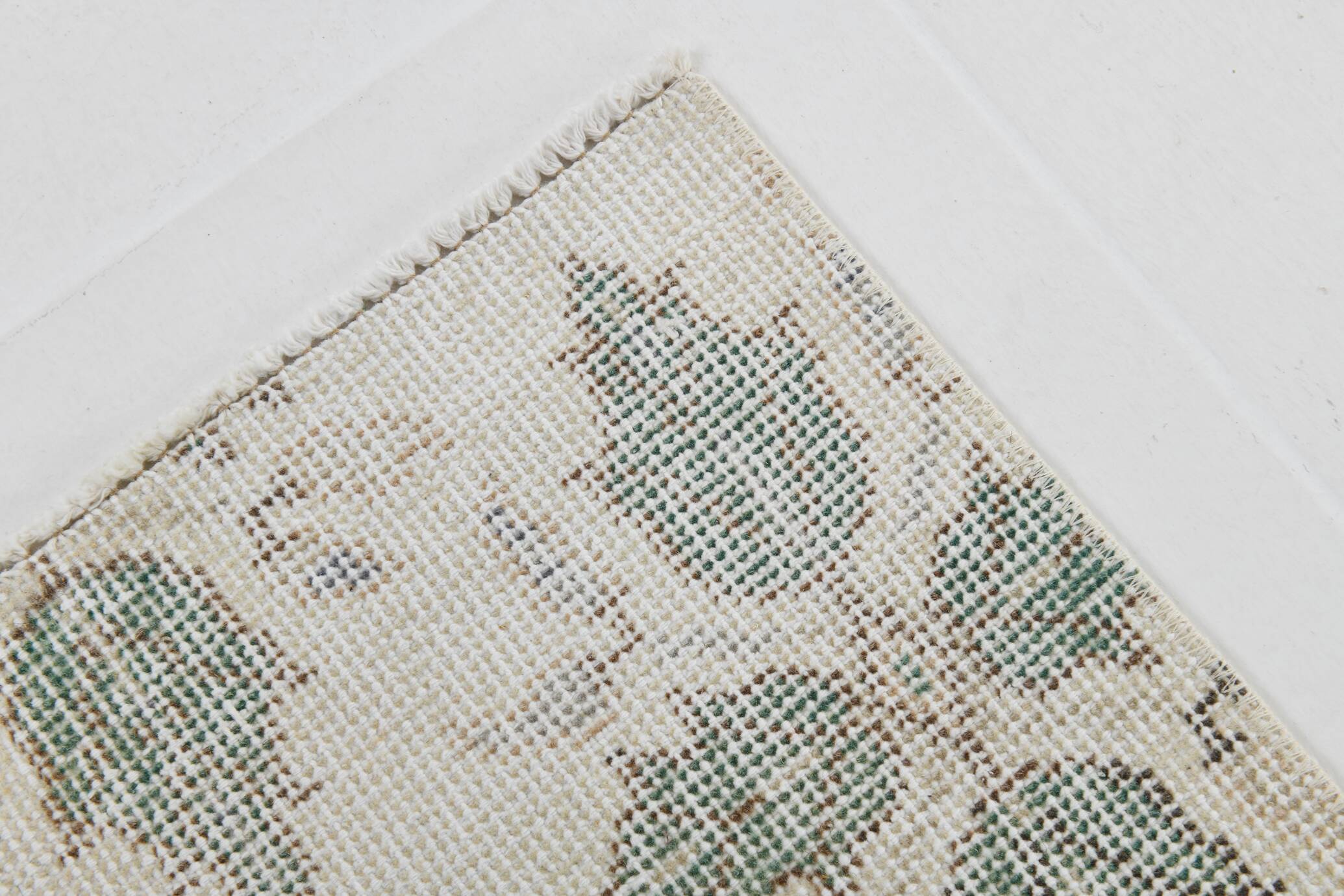 Tapis persan ancien ivoire et vert à motifs géométriques, 198x296