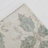 Tapis persan ancien ivoire et vert à motifs géométriques, 198x296