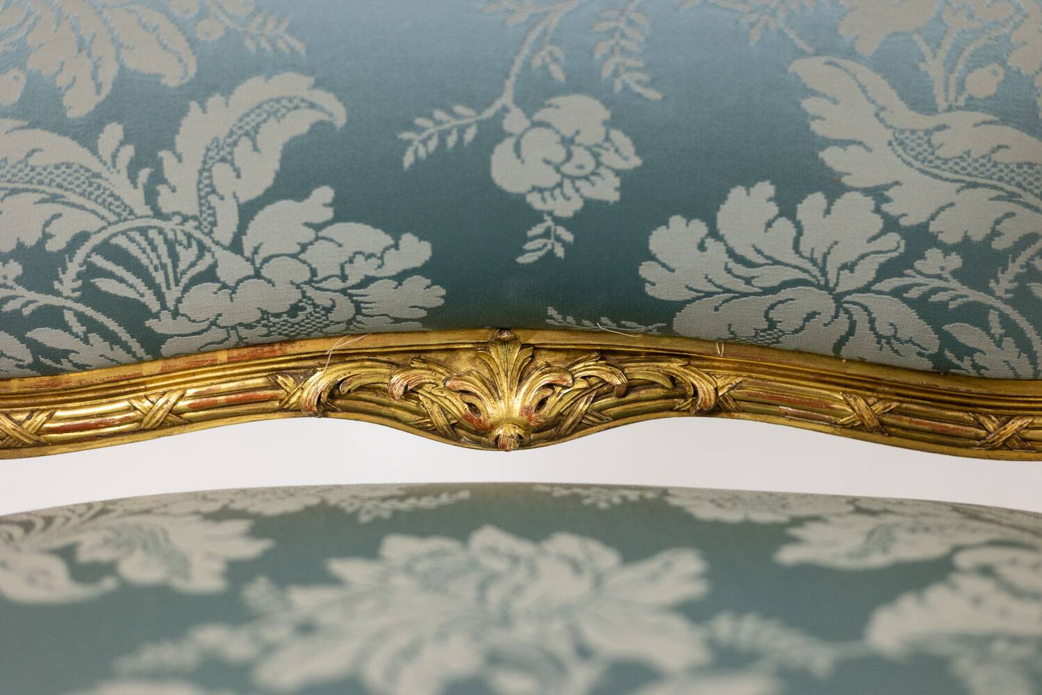 Salon de style Louis XV à chassis en bois doré. Circa 1880.