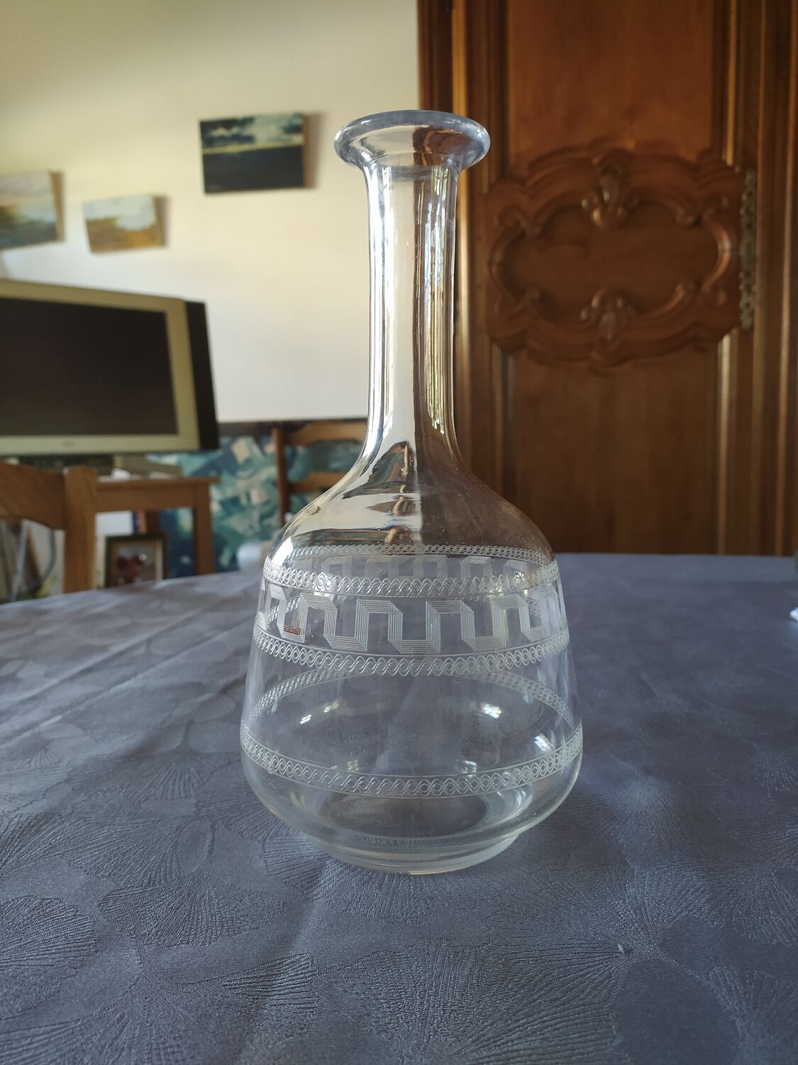 Carfe in chiseled glass