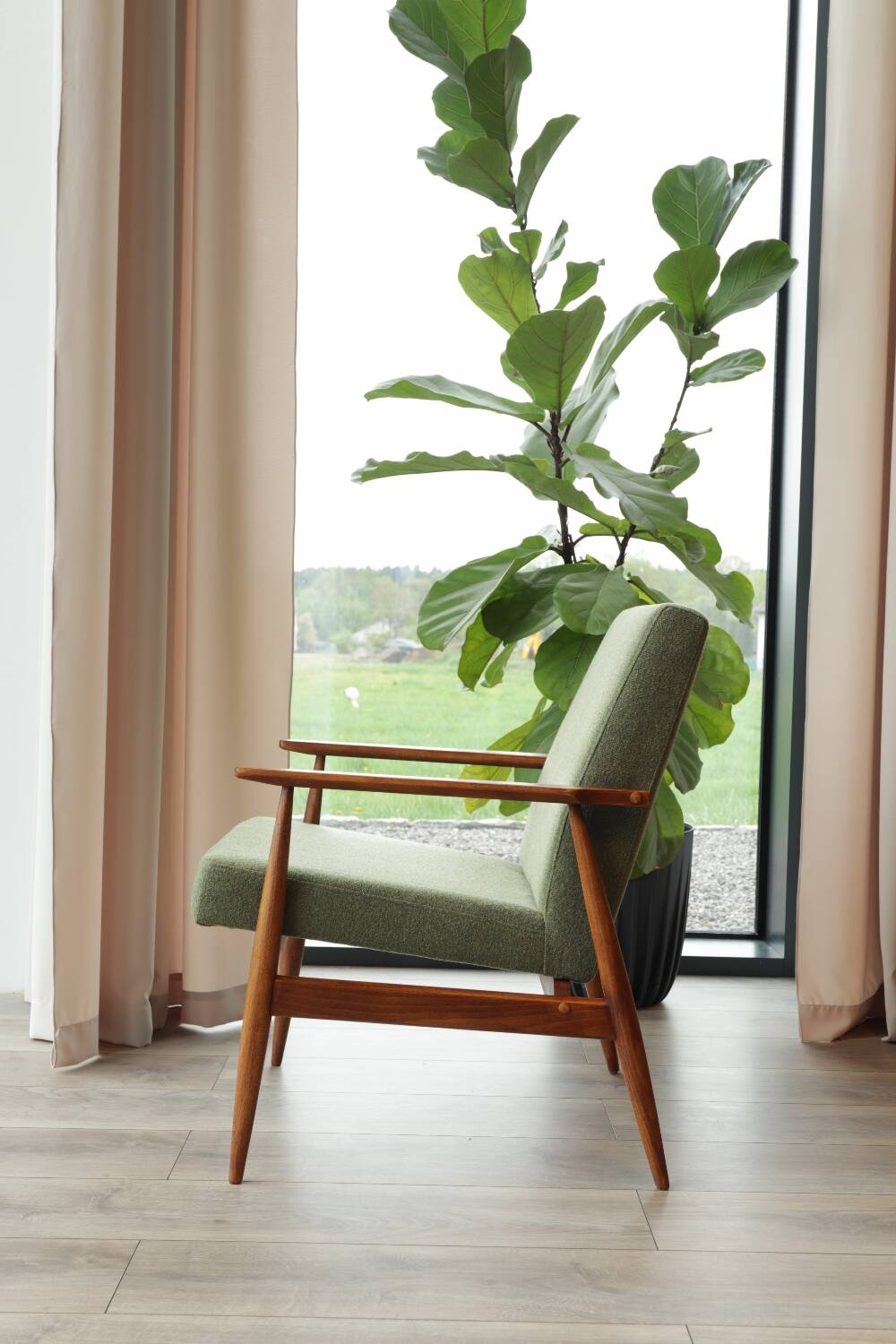 Fauteuil vintage en boucle vert sauge, design milieu de siècle, fauteuil en bois