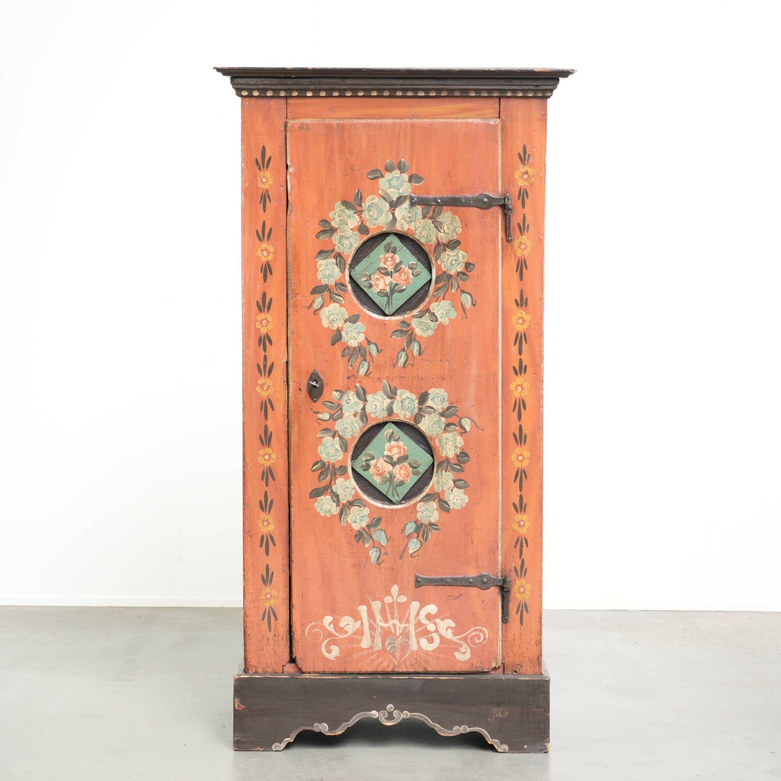 Cabinet de mariée autrichien ancien peint à la main avec une belle patine