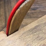 Table basse bois à deux poignées et scoubidou jaune