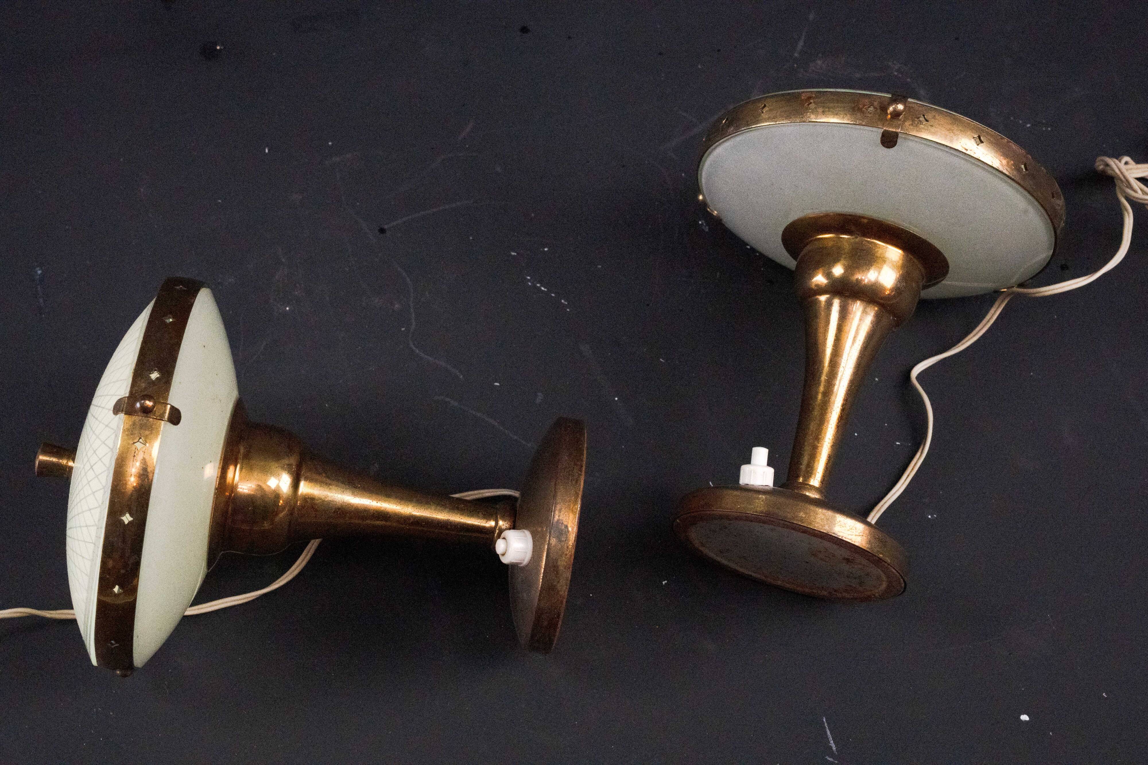 Rare pair of bedside lamps in curved glass attributed to Pietro Chiesa. Ita