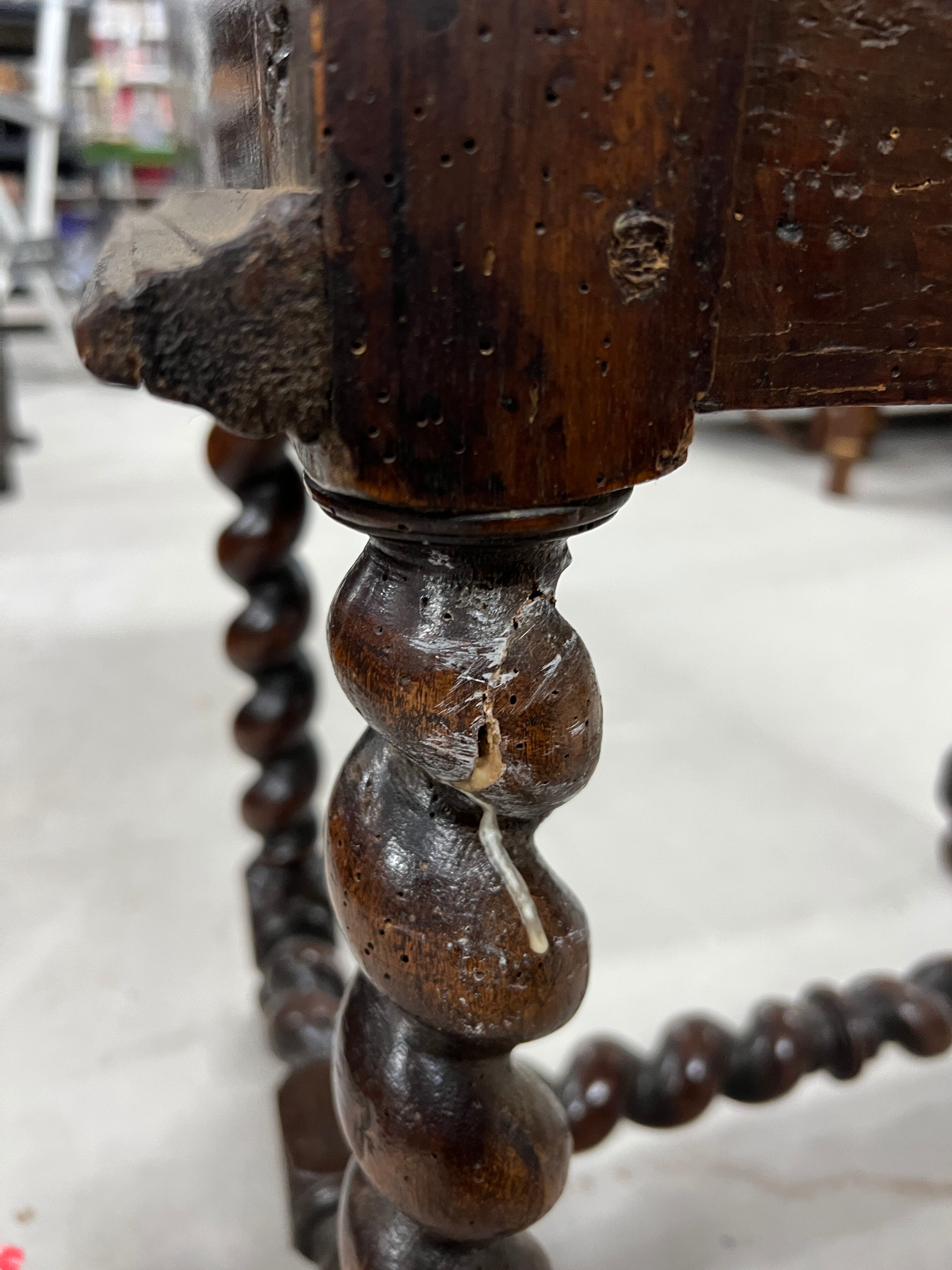 Table d'appoint à pieds torsadés