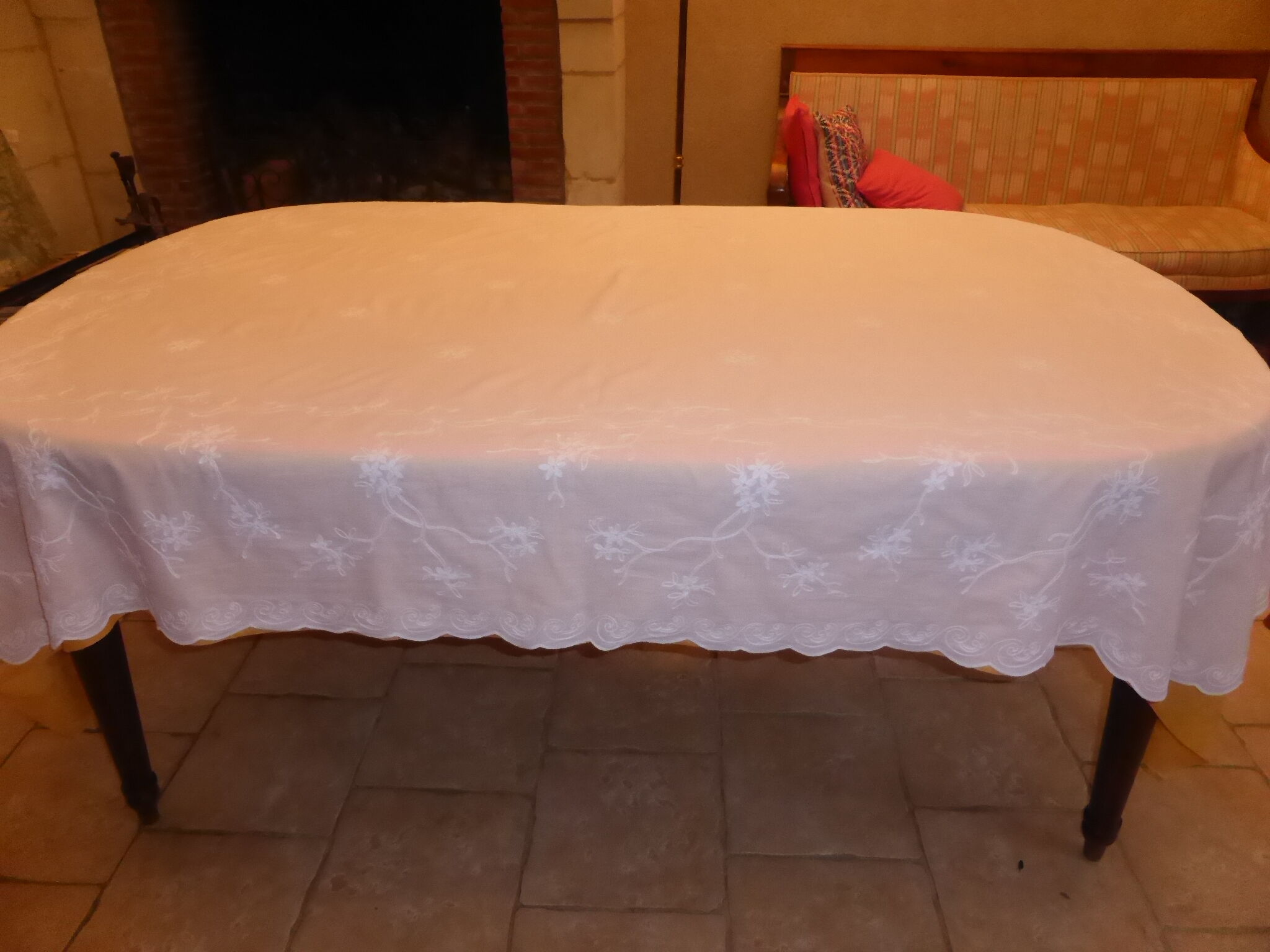 Nappe et 8 serviette en voile de coton brodé de fleurs au point de cornély-160x215cm