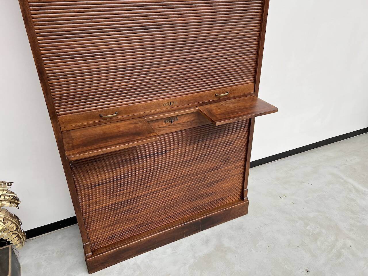 Armoire à rideaux en chêne massif, circa 1930