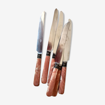 6 couteaux anciens métal argenté et manches en bakélite rose