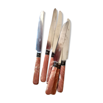 6 couteaux anciens métal argenté et manches en bakélite rose