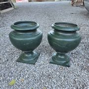 Pair of Medici vases in cast iron from the 19th century.