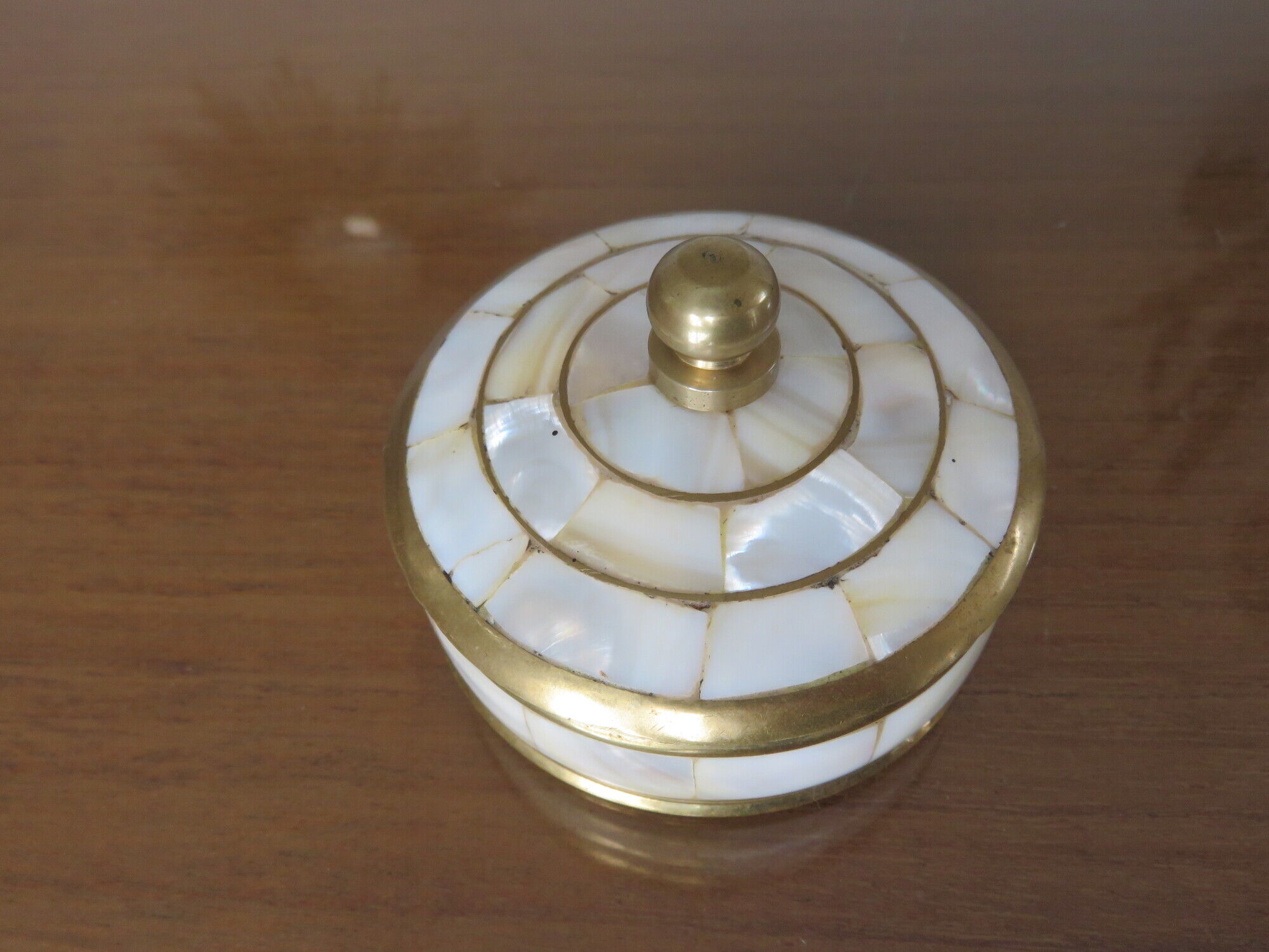 Round box in white mother-of-pearl and brass 60s 70s