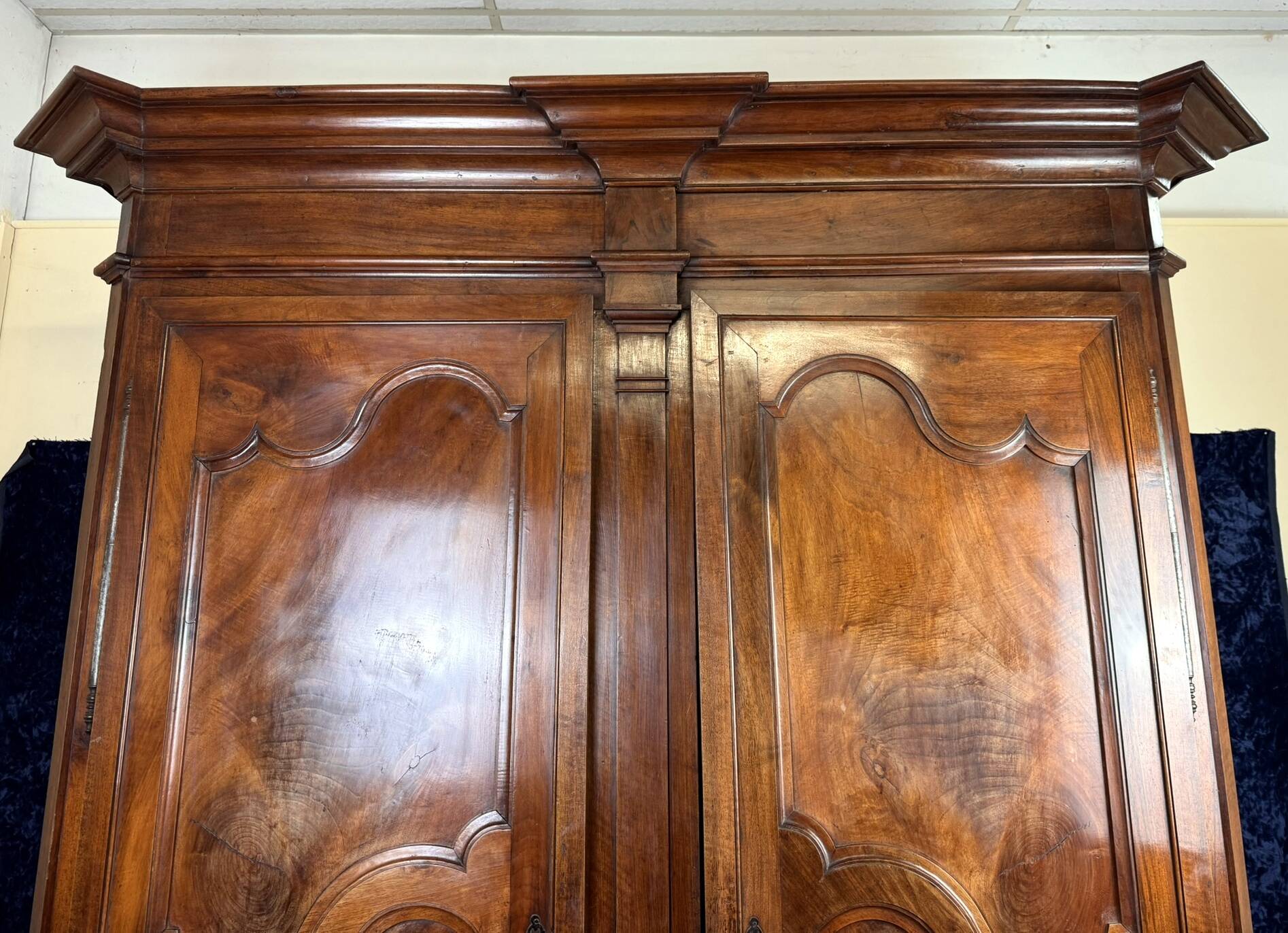 Magnifique armoire époque Louis XV en noyer massif vers 1750