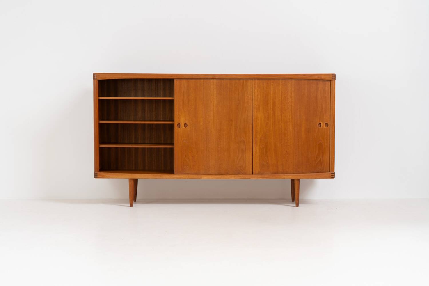 Buffet haut de Henry W. Klein pour Bramin en teck (Danemark, années 1960).