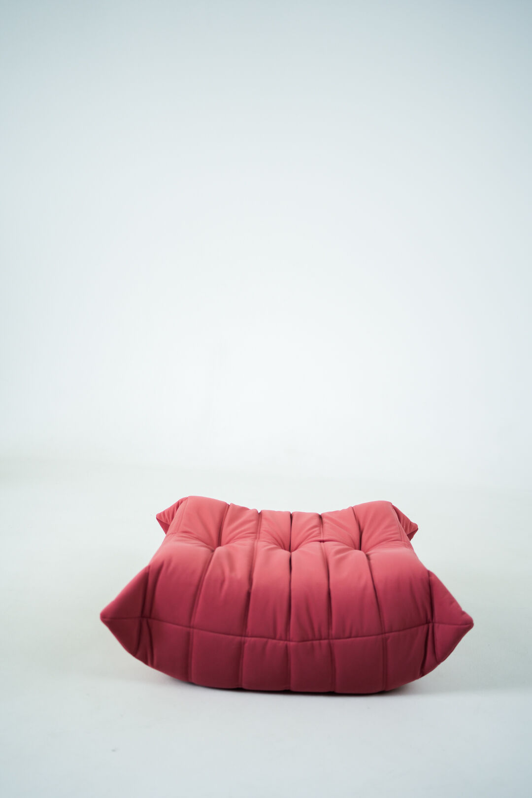 Togo set of chair and pouf in raspberry velvet