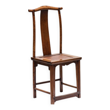 Letter cap chair