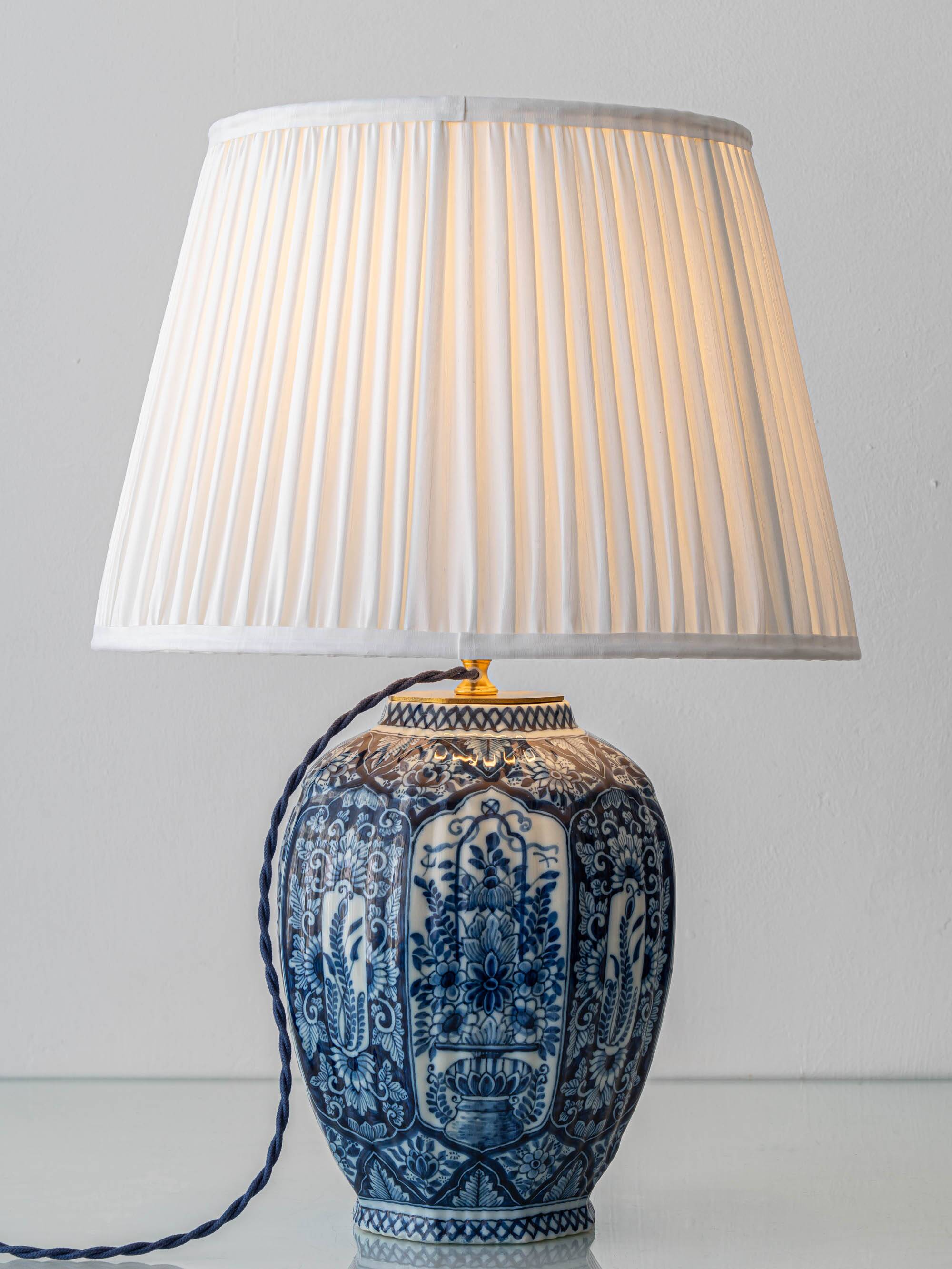 Vintage table lamp in blue and white ceramic from Delft, signed Makkum, hand-painted, 1950s