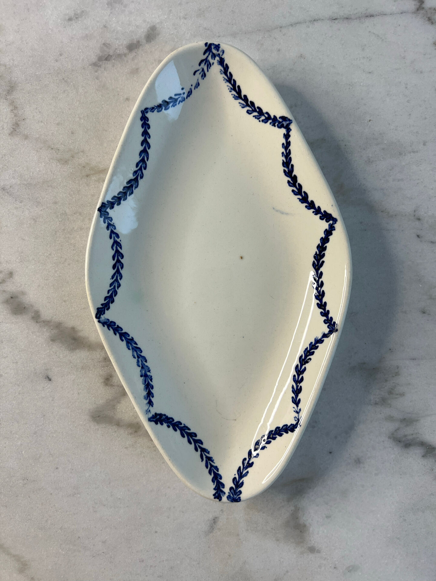 Ravier en terre de fer décor bleues 24cm