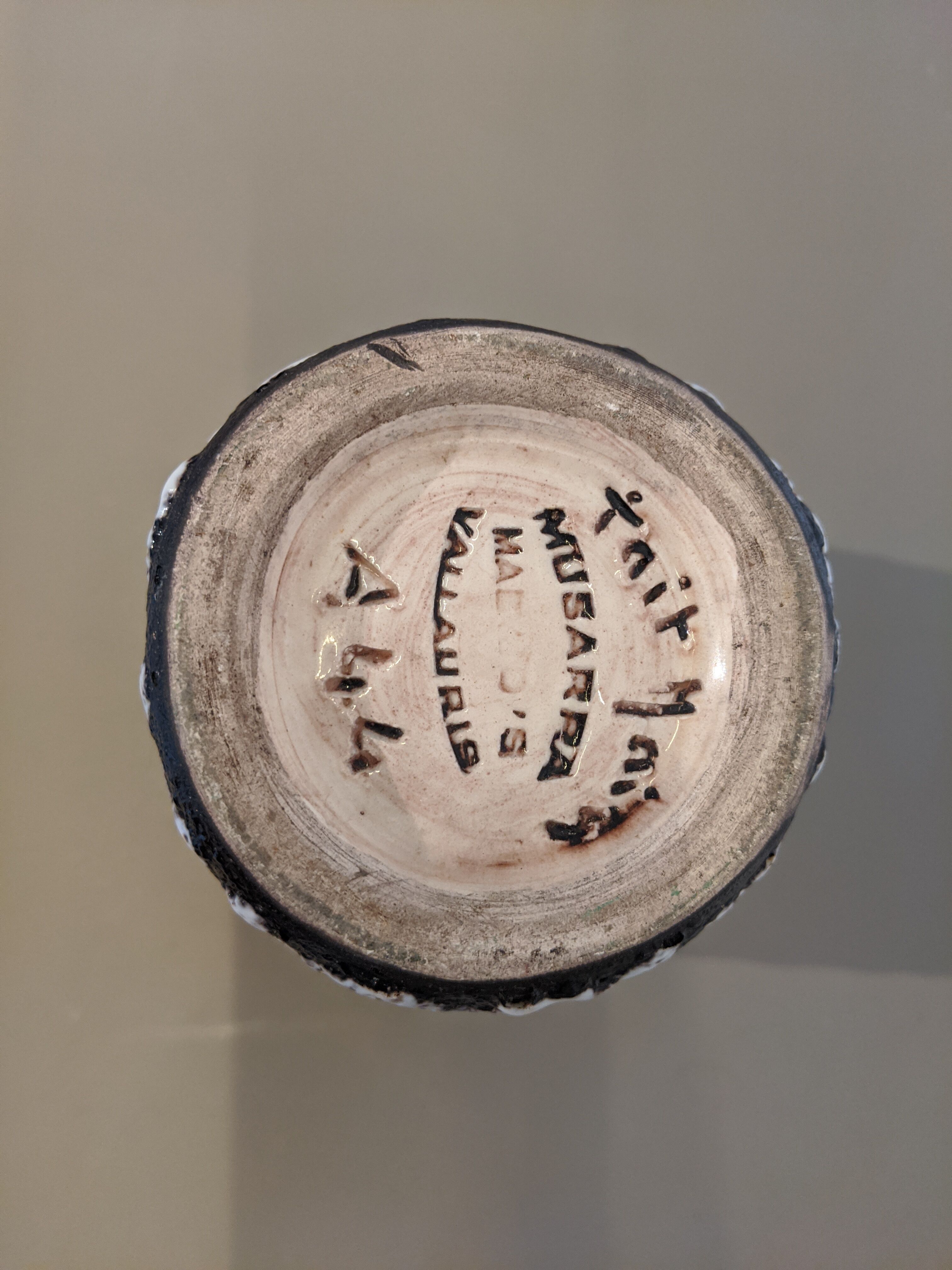 Ceramic vase with granite effect and pink background