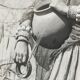 Photographie originale de Suraj N. Sharma : jeune femme et amphore