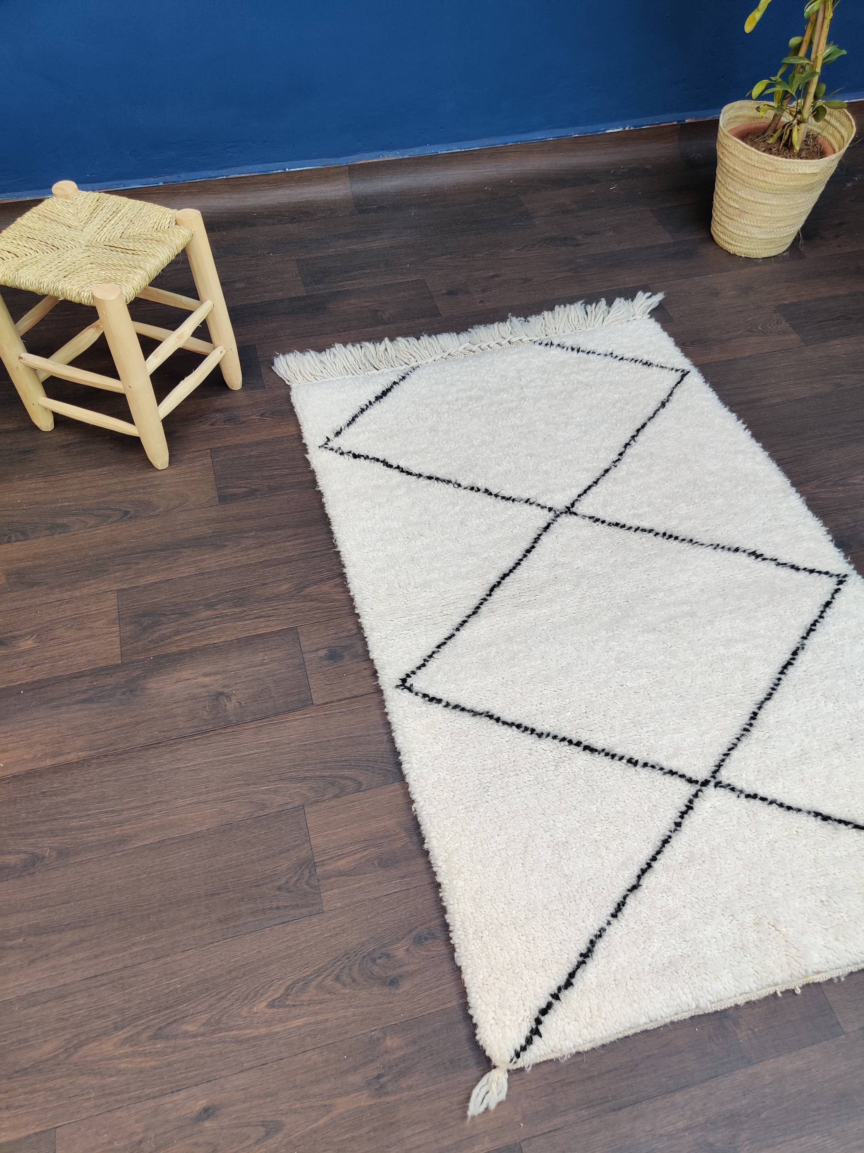 Moroccan berber carpet made white hand and black 90x145 cm