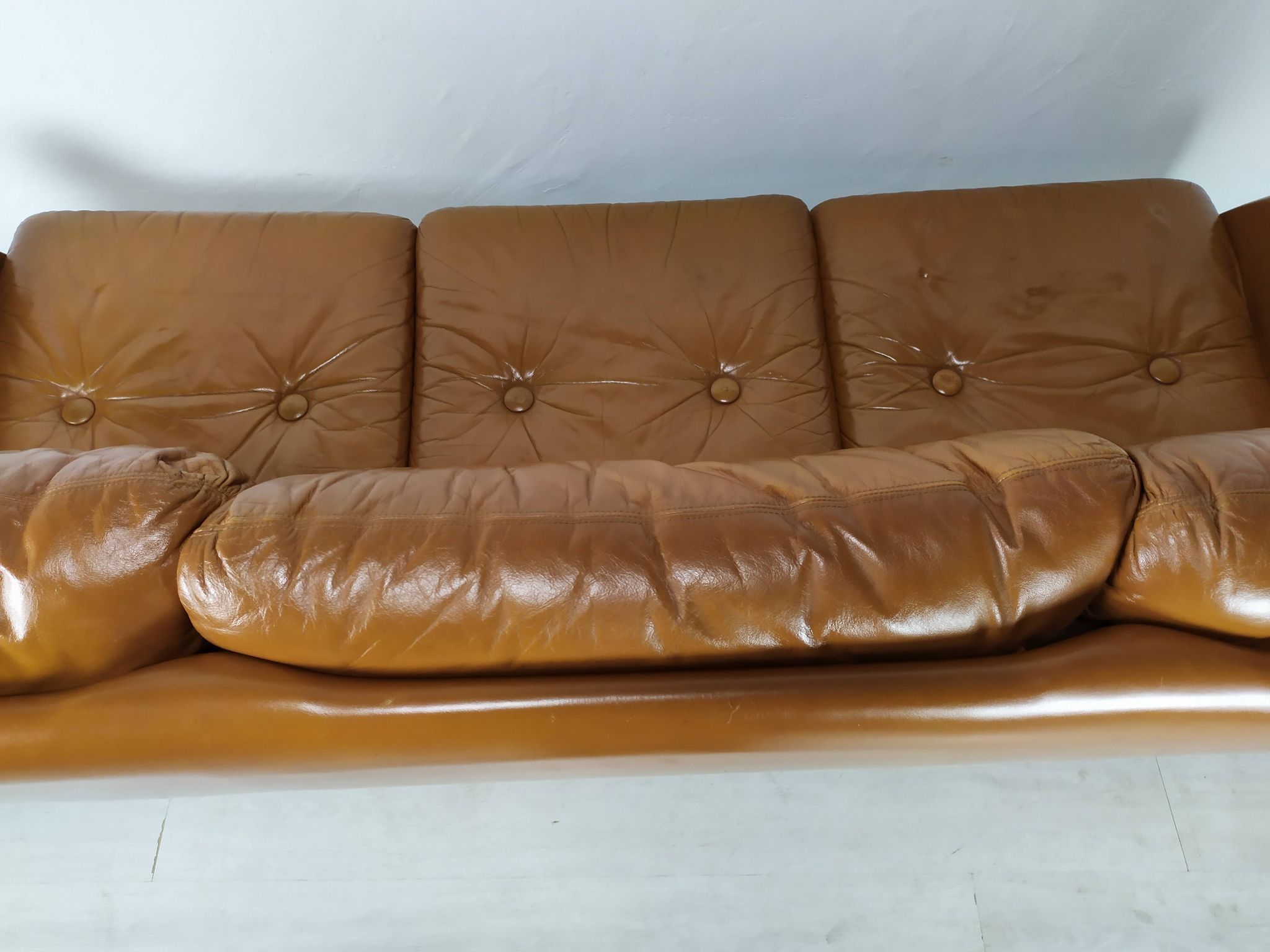 Canapé cuir fauve scandinave