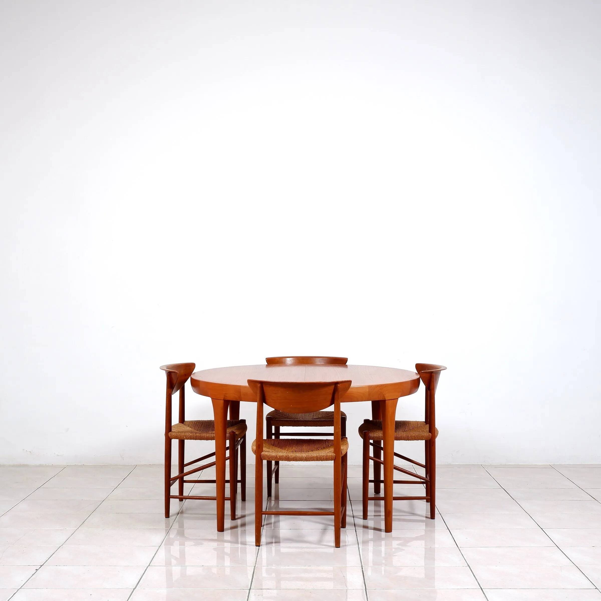 Round dining table in teak by Ib Kofod Larsen for Faarup Mobelfabrik
