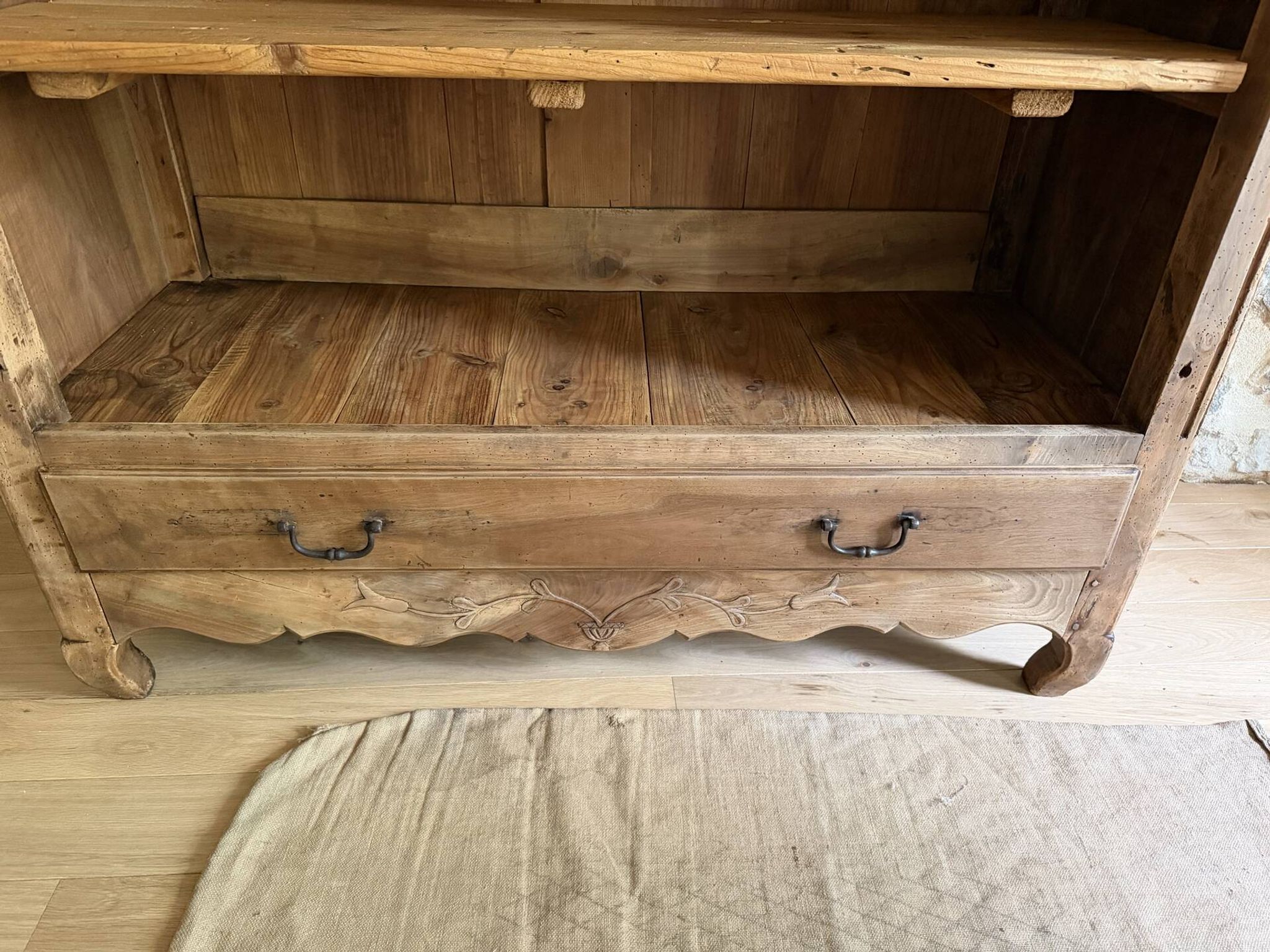 Bibliothèque en bois rénovée