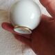 Tout petit vase rond couleur blanc cassé liserés dorés
ESCHENBACH