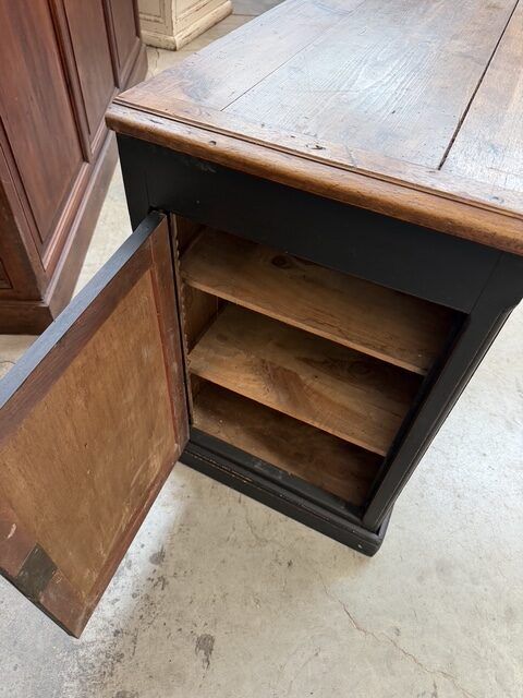 Immense workshop furniture from the early 20th century.