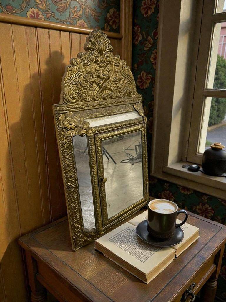 Wall cabinet / vintage mirror in gilded brass