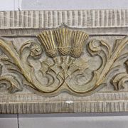 Cheminée en plâtre néoclassique avec des caryatides (femmes nues)
