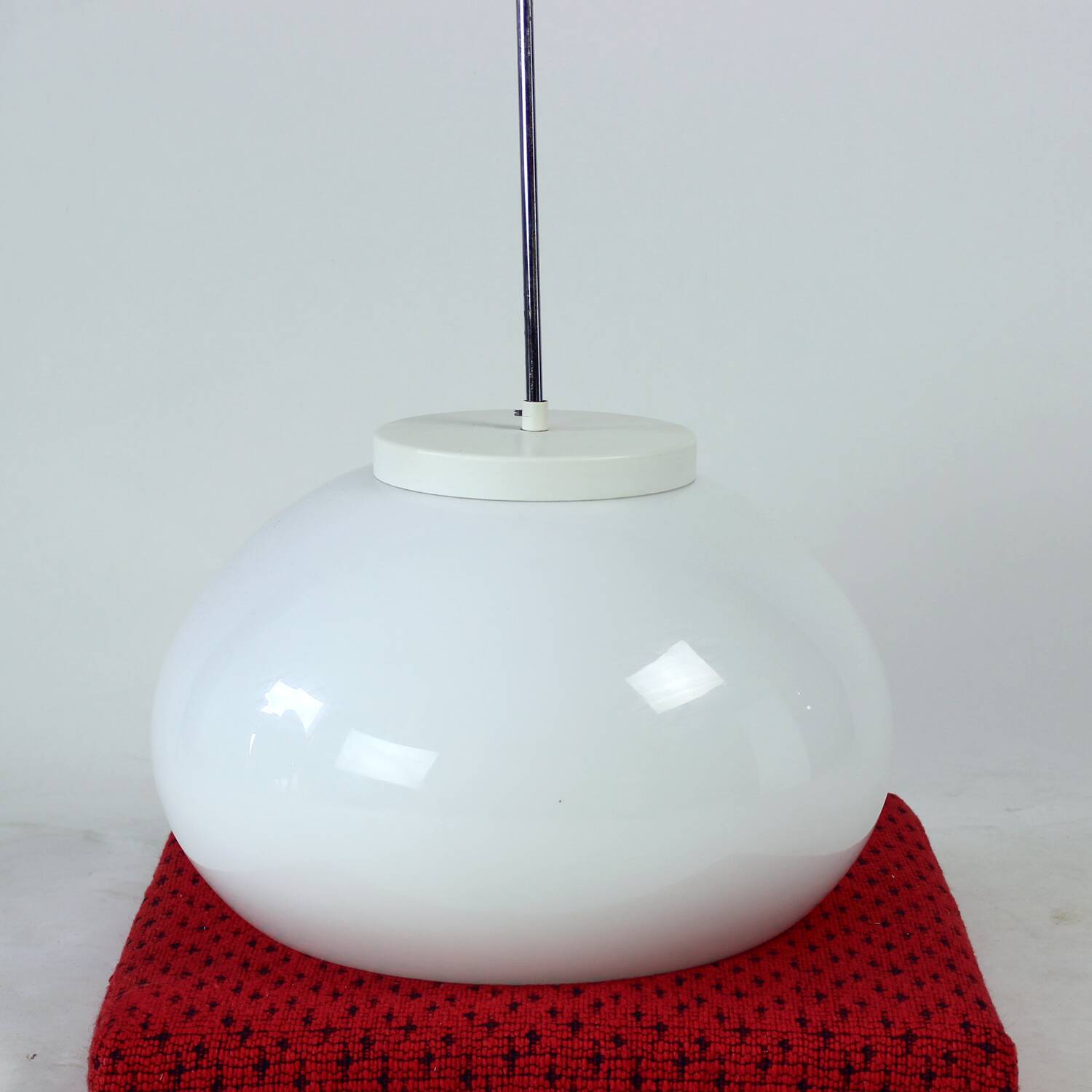 Grand plafonnier en opaline blanche, Tchécoslovaquie, années 1960