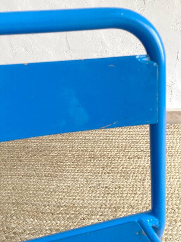 Paire de chaises Mullca maternelles en métal et bois peint en rouge et bleu