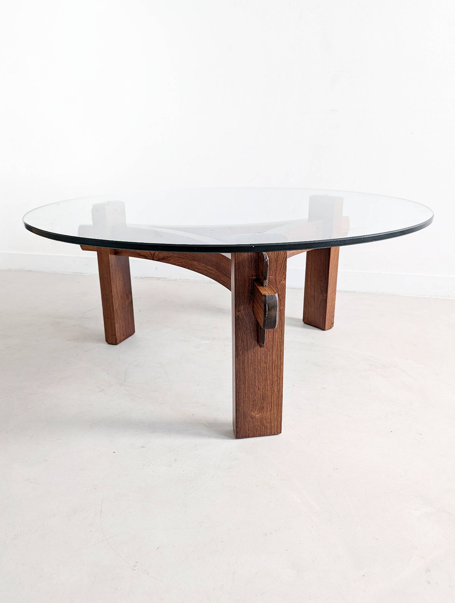 Table basse brutaliste en palissandre, années 1970
