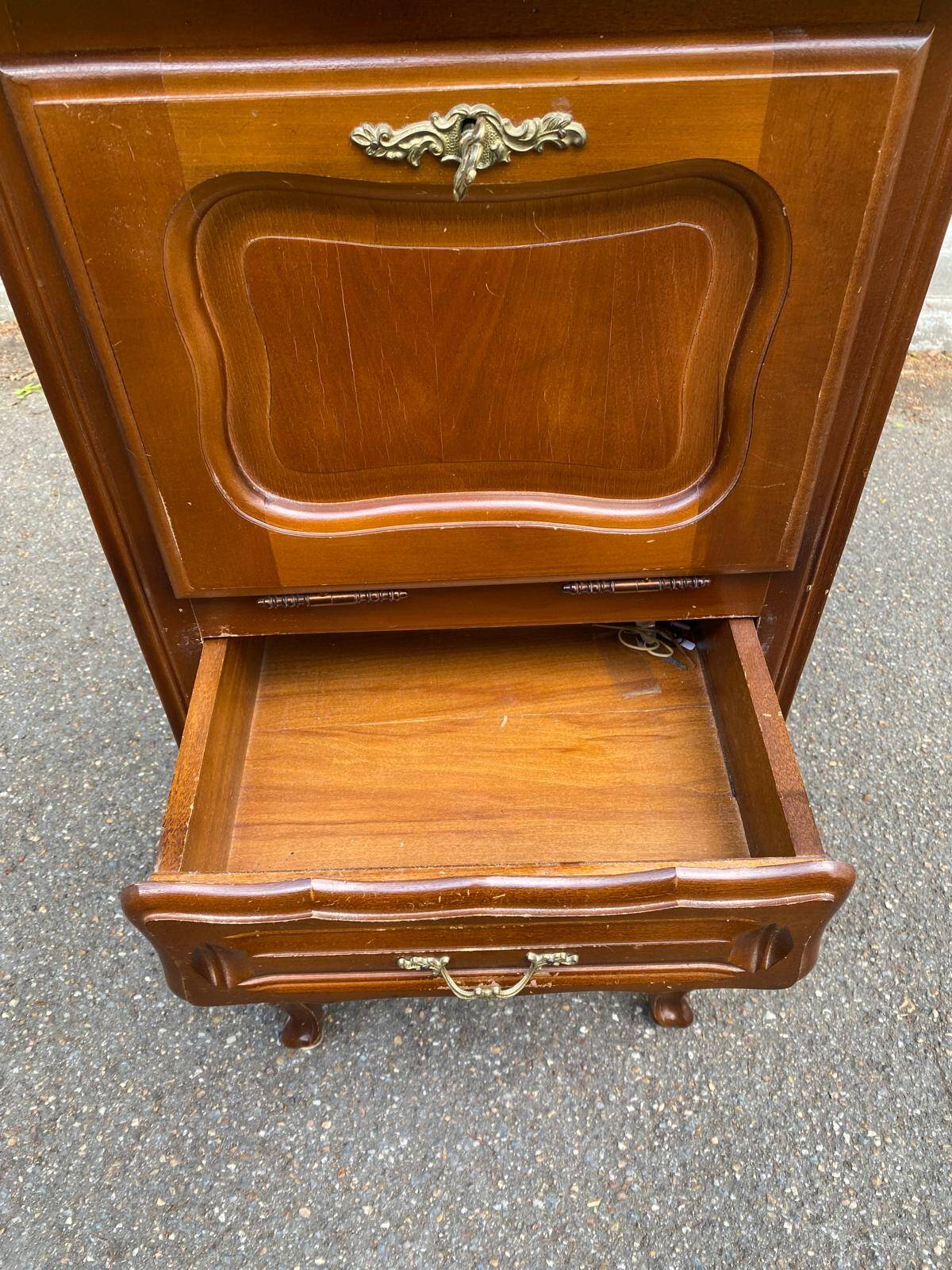 Commode en bois massif Louis XV chiffonnier