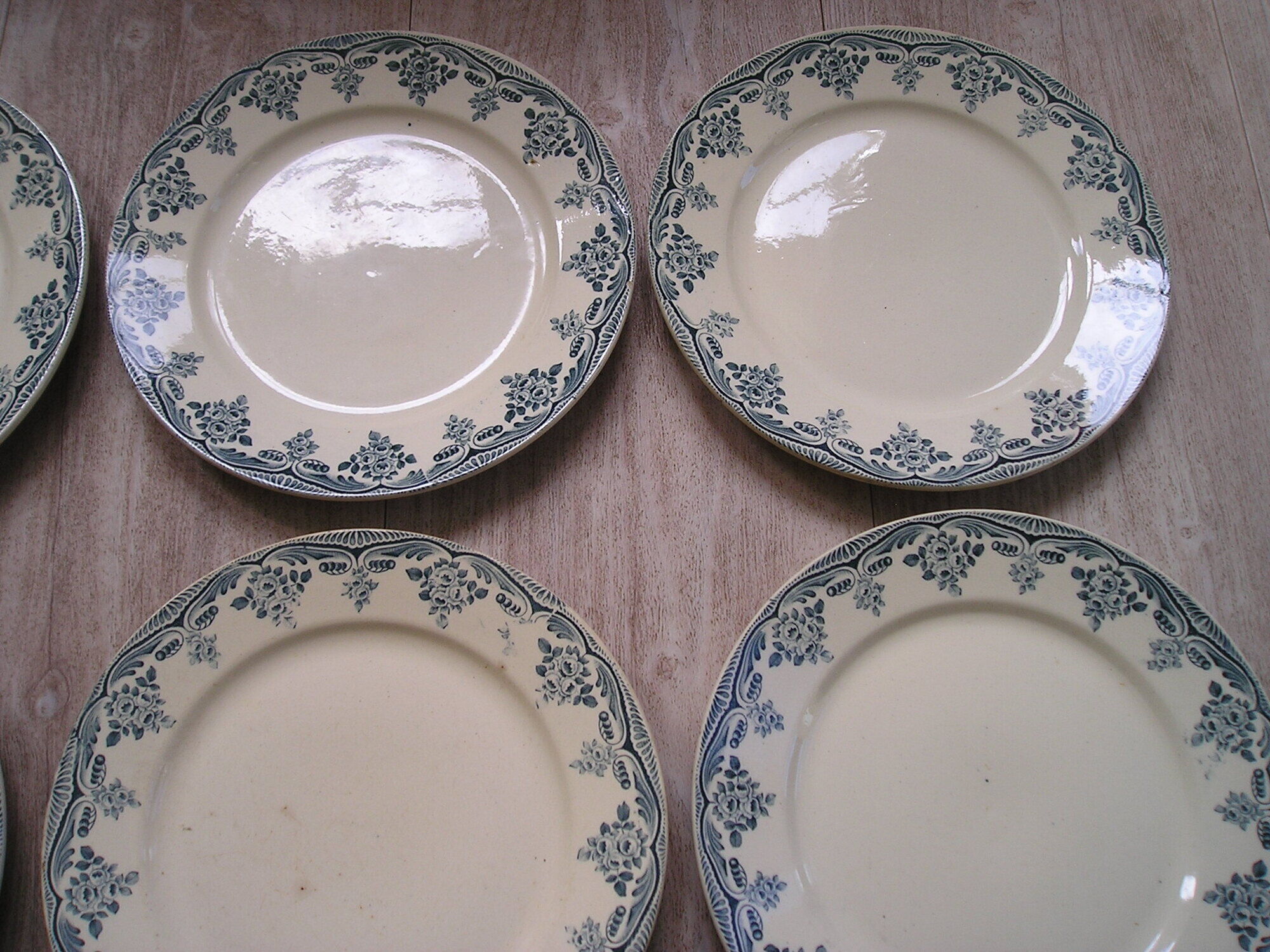 Lot de 12 assiettes plates anciennes en faience