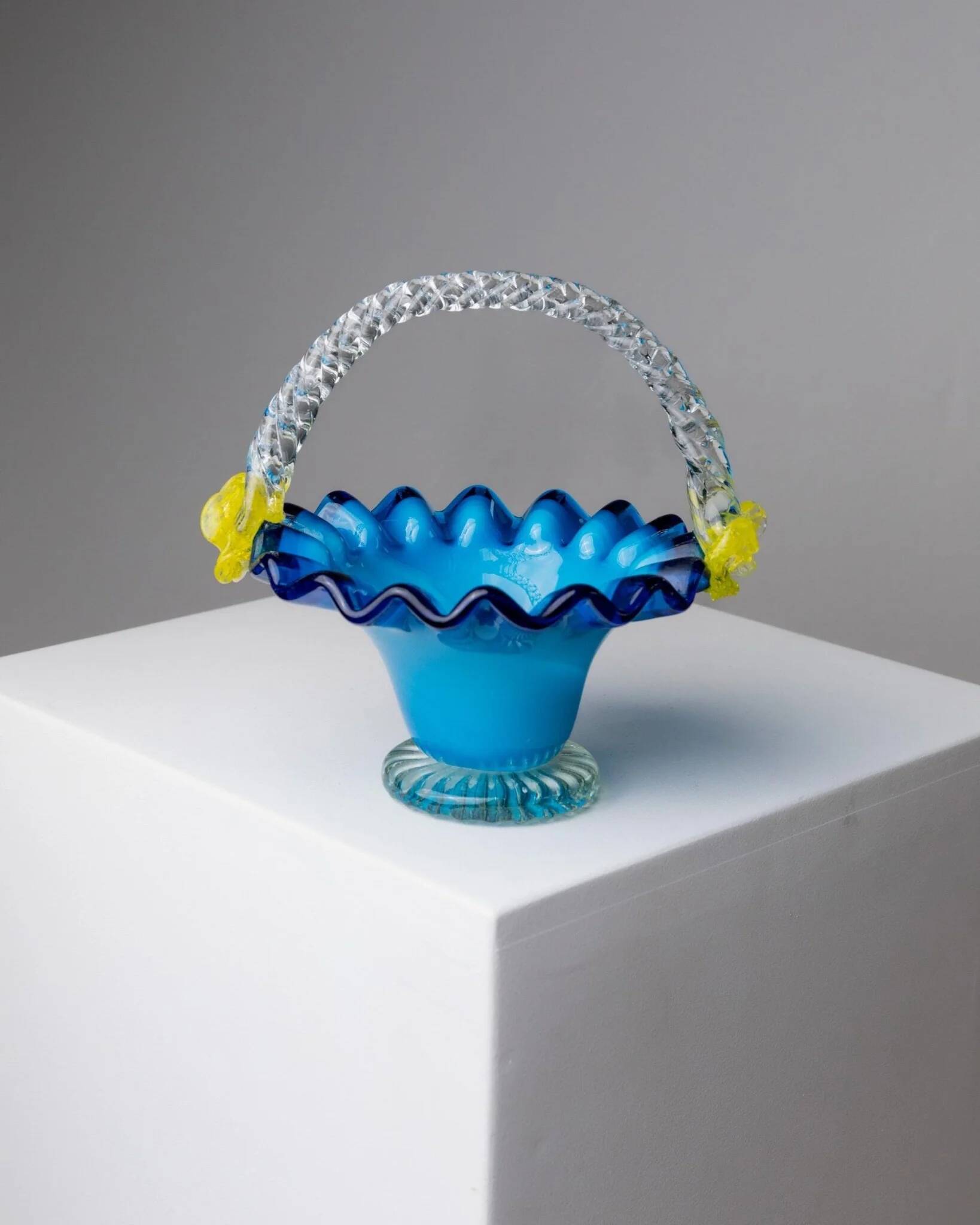 Bol avec poignée en verre de Murano bleu et fleurs jaunes - Décor vintage italien des années 1970.