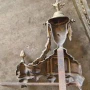 Devant de foyer, barre de cheminée, garde feu en bronze doré Louis XVI