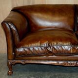 Chesterfield leather canapé with claw and ball feet by Howard & Son, Victorian era.
