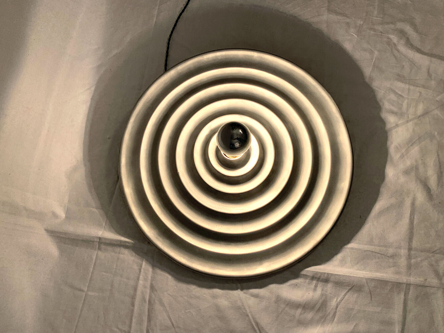 Vague-effect wall sconce