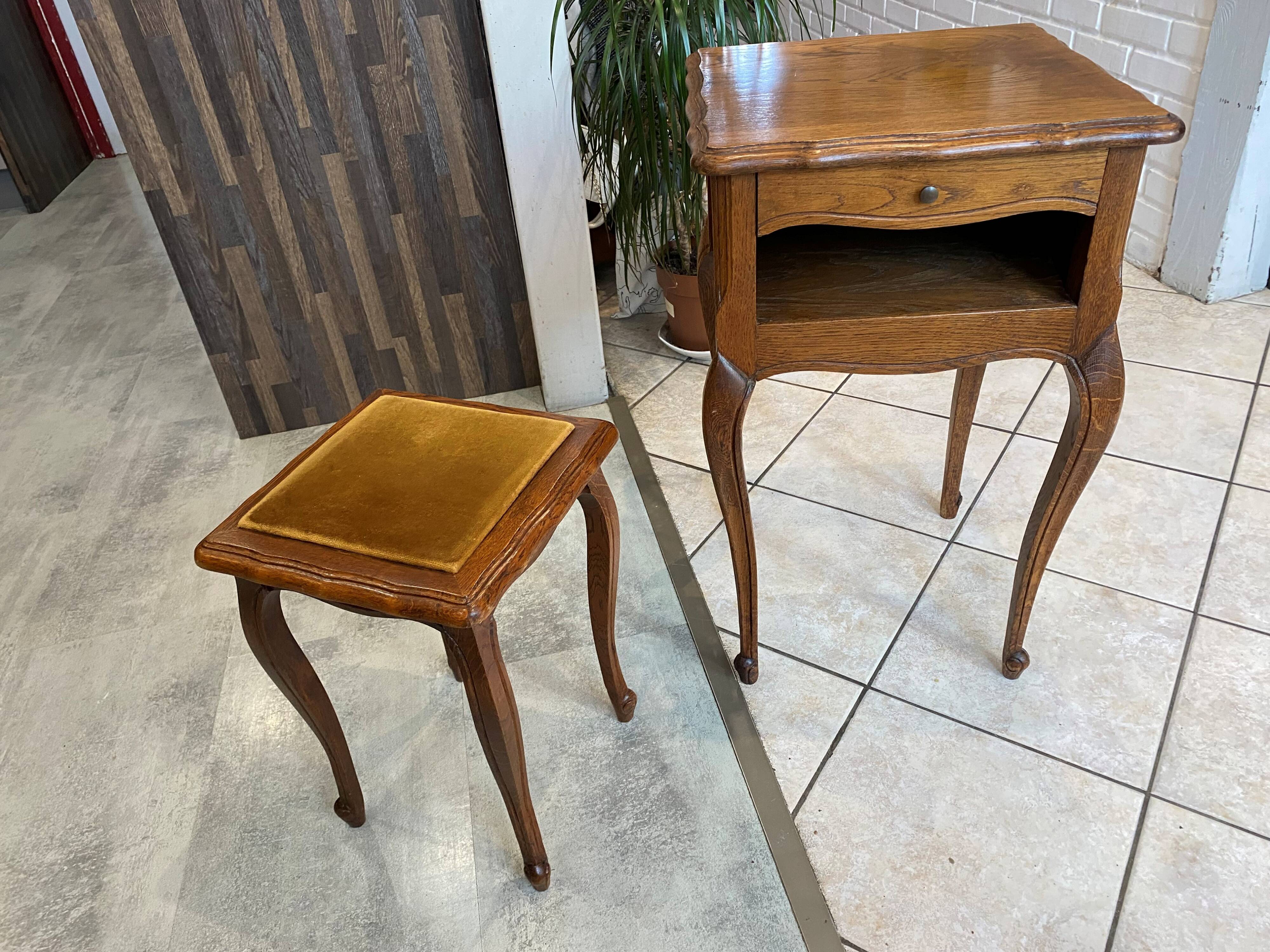 Gueridon set with gueridon and stool in solid oak in Louis XV style.