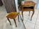 Guéridon ensemble gueridon et tabouret de style Louis XV en chêne massif