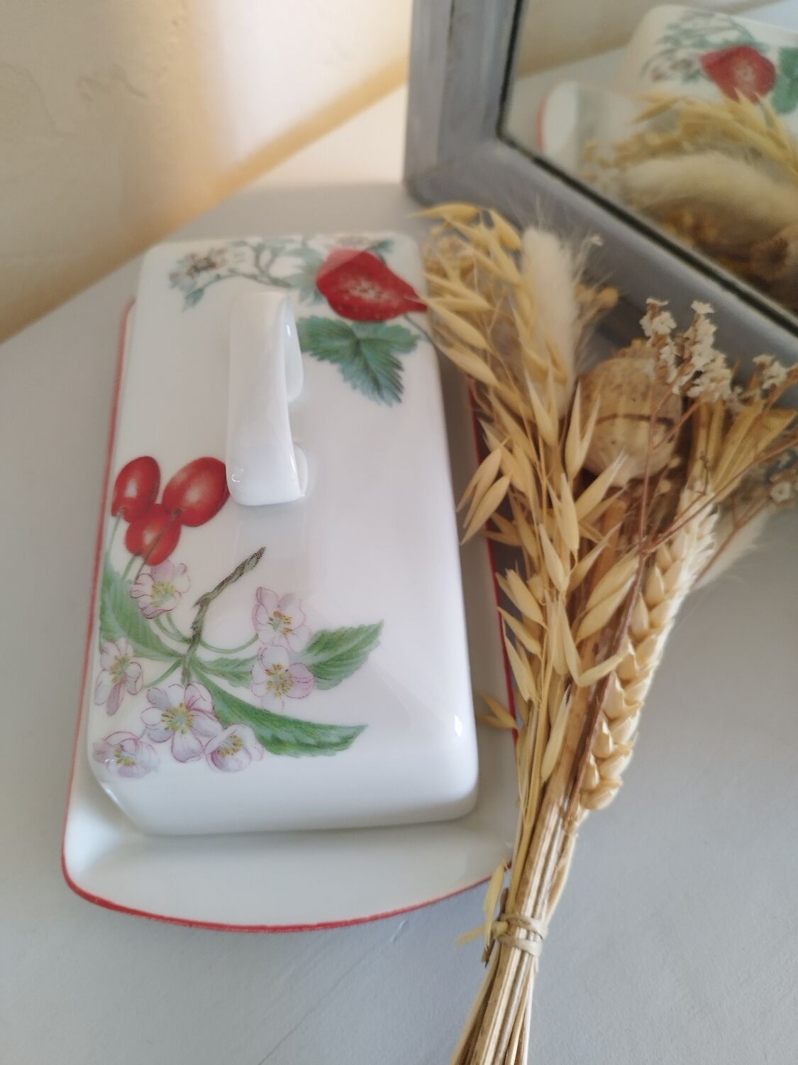 Beurrier porcelaine décor fruits rouges