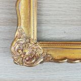 Patinated golden frame in wood and stucco