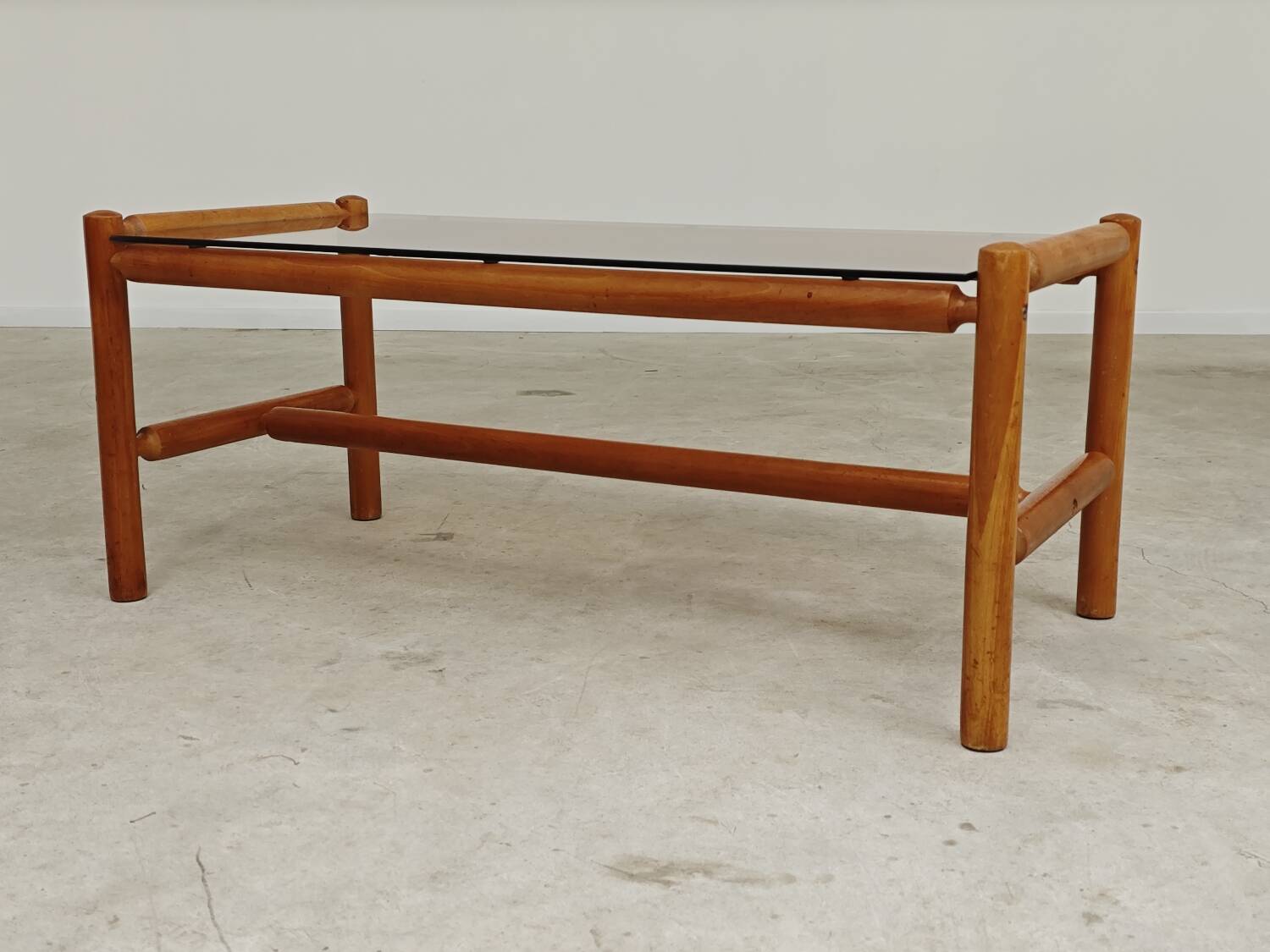 Table basse style chalet bois massif et verre  République Tchèque 1970