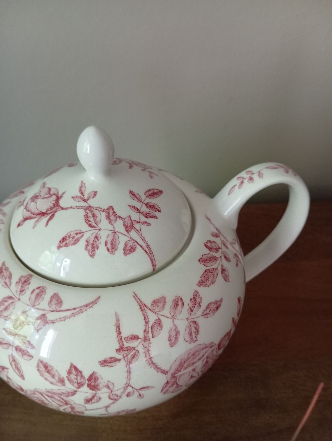 Théière décor à la rose de Churchill - England